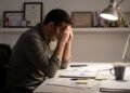 A psicologia sugere que pessoas que passaram a infância recebendo elogios apenas quando tiravam boas notas podem se tornar adultos que medem seu próprio valor pelos resultados