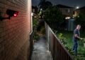 Família coloca câmera com visão noturna voltada para corredor lateral e conflito começa quando luz infravermelha e alertas de movimento passam a ser acionados sempre que vizinho usa o próprio quintal