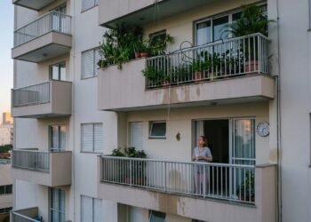 Moradora transforma varanda do apartamento em espaço para plantas e instala sistema automático de irrigação; água começa a escorrer para unidades inferiores sempre às 6h da manhã