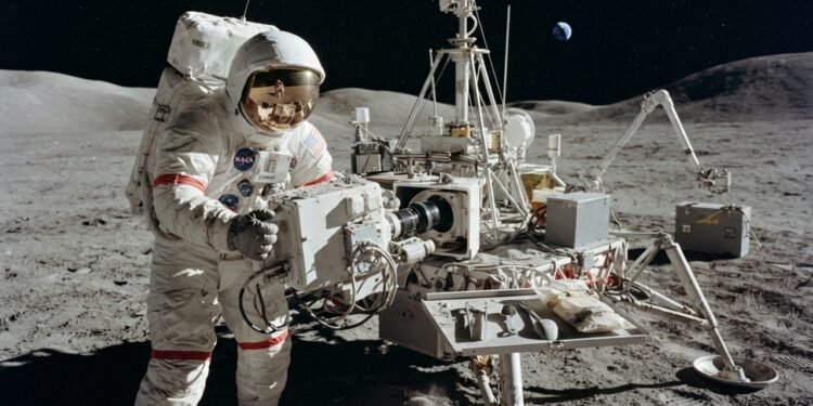 Apollo 12 encontra a Surveyor 3 na Lua e traz peças da sonda de volta à Terra; cientistas estudaram o que a exposição ao espaço lunar causou