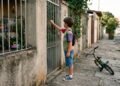 Houve uma época em que crianças precisavam bater no portão dos amigos para descobrir se eles estavam em casa, uma experiência simples que ajudava a desenvolver iniciativa e habilidades sociais