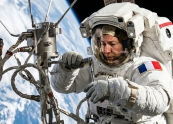 Sophie Adenot faz história no espaço, mas estudo revela que falha em cabos elétricos adia instalação de antena em missão internacional.