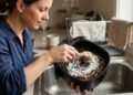 Cientistas alertam: truque do bicarbonato para limpar a air fryer exige cuidado com o revestimento para não danificar o aparelho de vez