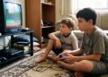 Quem cresceu dividindo o único videogame da casa com três irmãos conhece uma experiência que vai muito além da diversão: aprender a esperar, negociar e aceitar que nem sempre seria sua vez