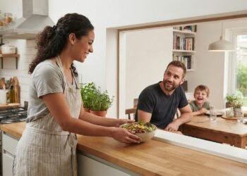 Esse elegante recurso de cozinha está voltando à moda e especialistas em decoração explicam por que ele volta a conquistar tantos lares hoje