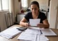 Funcionária descobre que a empresa registrou durante quatro anos pagamentos que ela afirma nunca ter recebido e, ao solicitar os comprovantes, encontra recibos com assinaturas que não reconhece; a trabalhadora calcula uma diferença de R$ 63 mil e pede investigação sobre os documentos