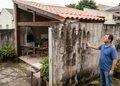Homem fixa telhado de área gourmet diretamente no muro divisório e conflito começa meses depois, quando infiltração aparece do outro lado após período de chuvas