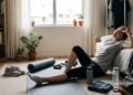 Fazer exercícios físicos todos os dias pode melhorar a disposição e criar uma rotina saudável, mas o descanso adequado também faz parte do processo de fortalecimento e crescimento muscular