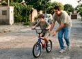 Antes dos anos 2000, muitos pais ensinavam os filhos a andar de bicicleta segurando o banco por alguns metros e depois soltando sem avisar, uma lembrança que abre discussões sobre confiança e independência