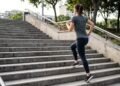 Subir escadas diariamente melhora o condicionamento físico e exige bastante das pernas, mas para conquistar glúteos mais volumosos é necessário combinar o movimento com exercícios de força