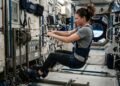 Estudo indica que astronautas podem ficar 5 cm mais altos devido ao alongamento da coluna no espaço, revela especialista em astrofísica