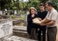 Mulher visita o túmulo do marido no aniversário de dez anos de sua morte e encontra outra identificação no jazigo; a administração do cemitério apresenta documentos que a família afirma nunca ter recebido