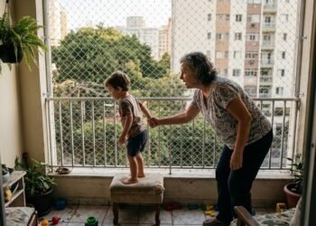Avó instala tela rígida na varanda depois que neto começa a subir nos móveis e condomínio exige outro modelo porque estrutura é visível da rua