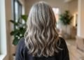 Vários cabeleireiros concordam: “Se você quer assumir os cabelos grisalhos, é um erro tentar eliminar toda a tintura de uma vez; é melhor fazer mechas que se misturem bem e um corte de cabelo adequado.”