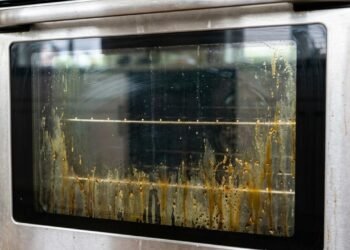 Nem detergente nem bicarbonato de sódio: como limpar manchas de vidro de forno que não saem com esponja