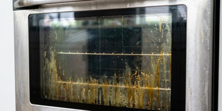 O vapor produzido ajuda a umedecer resíduos de gordura e alimentos aderidos ao vidro.