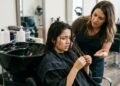 Mulher vai ao salão dois dias antes da formatura, faz procedimento químico no cabelo e parte dos fios quebra durante atendimento; estabelecimento afirma que problema veio de produto usado anteriormente