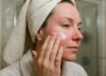 Rosto fica repuxando depois do banho? Dermatologistas explicam por que a água muito quente pode agravar o ressecamento da pele