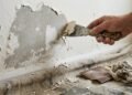 Parede descascando nunca mais: veja como recuperar a pintura com espátula, massa corrida e tinta sem fazer uma reforma completa
