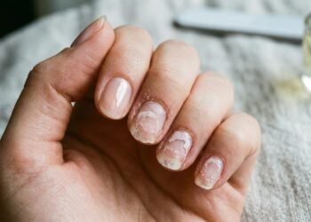 Esmalte em gel dura mais, mas um erro na remoção pode danificar as camadas naturais das unhas e comprometer sua resistência
