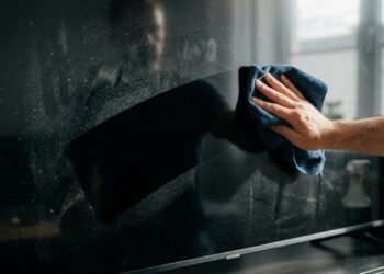Como limpar a tela da TV sem danificar o revestimento
