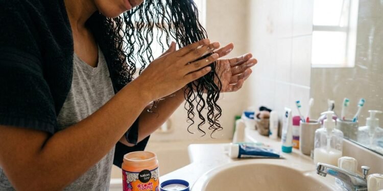 Uma finalização prática começa pela escolha de produtos adequados à curvatura, à espessura e à densidade do cabelo. // Imagem ilustrativa gerada por IA para representar a situação descrita no texto; pessoas, locais e elementos visuais não correspondem necessariamente aos reais