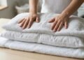 Como limpar travesseiros em casa sem máquina de lavar e evitar que a umidade prejudique o enchimento