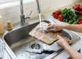 A psicologia explica que quem lava a louça enquanto cozinha não só se organiza melhor, como também evita que pequenas tarefas domésticas se acumulem