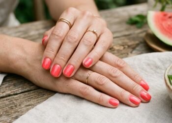 O vermelho é coisa do passado: a cor de esmalte que será mais popular este ano e que instantaneamente rejuvenesce o visual