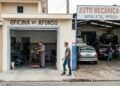 Morador gasta R$ 18 mil para transformar a garagem em uma pequena oficina, mas os vizinhos começam a reclamar do barulho e da entrada constante de veículos; a prefeitura recebe denúncia sobre o funcionamento do negócio em área residencial