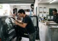 Homem deixa carro na oficina para pintura durante 15 dias e, ao buscar veículo, encontra 1.800 quilômetros a mais no painel e duas multas registradas no período