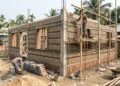 Eles reutilizam 80.000 garrafas de plástico e construiu uma casa de 158 m² para o filho: ela tem 4 quartos e 2 banheiros