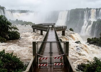 Cataratas do Iguaçu retomam visitação após período de alerta