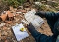 Morador contrata caçamba para retirar restos de obra e recebe ligação da prefeitura depois que documentos com seu endereço aparecem junto a entulho despejado irregularmente