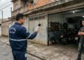Homem transforma garagem em oficina de motos e vizinhos registram motores sendo testados até 22h