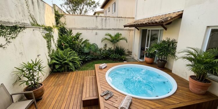 Ter uma piscina no quintal exige espaço disponível para a estrutura, circulação e manutenção.