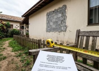 Vizinho abre janela a menos de 1,5 metro da divisa do terreno para olhar quintal e Justiça determina o emparedamento imediato da abertura
