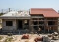 Laje de concreto ou telhado de telha cerâmica: o teste da física que mostra qual cobertura deixa a casa mais fresca no calor intenso