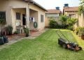 Proprietário usa chave reserva para entrar no quintal da casa alugada enquanto família está viajando e manda fotos do jardim dizendo que manutenção está atrasada