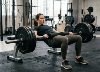 Quem deseja aumentar os glúteos pode incluir o exercício de elevação pélvica na musculação, mas a quantidade de peso não é o único fator que determina os resultados