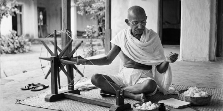 A mensagem de Gandhi estabelece uma diferença entre força física e força interior.  // Imagem ilustrativa gerada por IA para representar a situação descrita no texto; pessoas, locais e elementos visuais não correspondem necessariamente aos reais