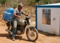 Morador percorre quase 2 quilômetros de moto todos os dias para buscar água e descobre que obra de abastecimento de R$ 600 mil foi entregue oficialmente meses antes