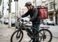 Homem compra bicicleta elétrica de R$ 6.800 para trabalhar com entregas e, após uma atualização feita pela assistência técnica, o equipamento começa a desligar sozinho; a loja e o fabricante discordam sobre quem deve resolver o problema
