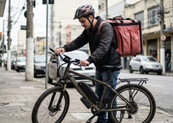 Homem compra bicicleta elétrica de R$ 6.800 para trabalhar com entregas e, após uma atualização feita pela assistência técnica, o equipamento começa a desligar sozinho; a loja e o fabricante discordam sobre quem deve resolver o problema