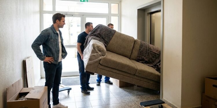 Homem compra sofá por R$ 9 mil para apartamento novo e, no dia da entrega, descobre que móvel não passa pelo elevador nem pela escada do prédio