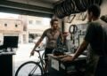 Homem deixa bicicleta de competição em oficina e descobre que pneus novos foram trocados por modelos mais baratos