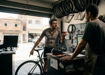 Homem deixa bicicleta de competição em oficina e descobre que pneus novos foram trocados por modelos mais baratos