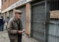 Aposentado enfrenta filas para conseguir uma refeição gratuita e descobre que uma cozinha comunitária de R$ 680 mil deveria distribuir 500 pratos por dia em seu bairro; ao visitar o endereço informado nos registros oficiais, encontra o imóvel fechado e sem atendimento