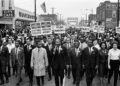 Martin Luther King deixou uma reflexão poderosa sobre o silêncio: “Nossas vidas começam a terminar no dia em que nos calamos”