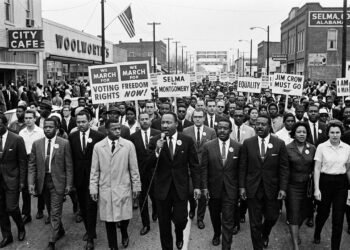 Martin Luther King deixou uma reflexão poderosa sobre o silêncio: “Nossas vidas começam a terminar no dia em que nos calamos”